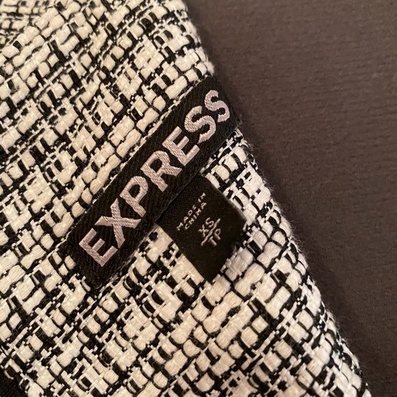 Express Crop Woven Top - Picture 4 of 4